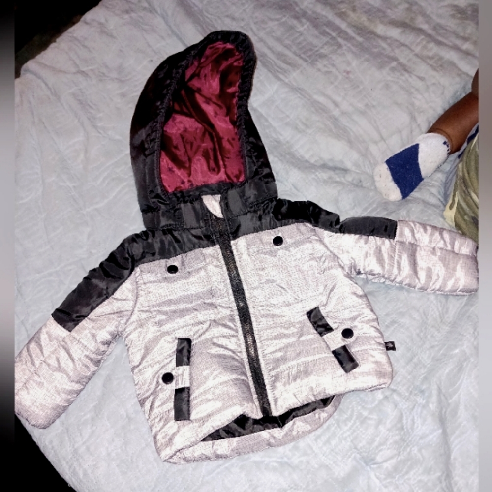 Gray and Black Puff Jacket w/detachable hood, Size 6 months , Worn Once, Uni-sex